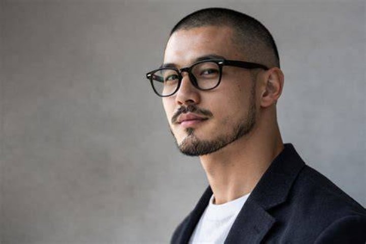 坊主になるエフェクトをSNSで楽しむイメージ